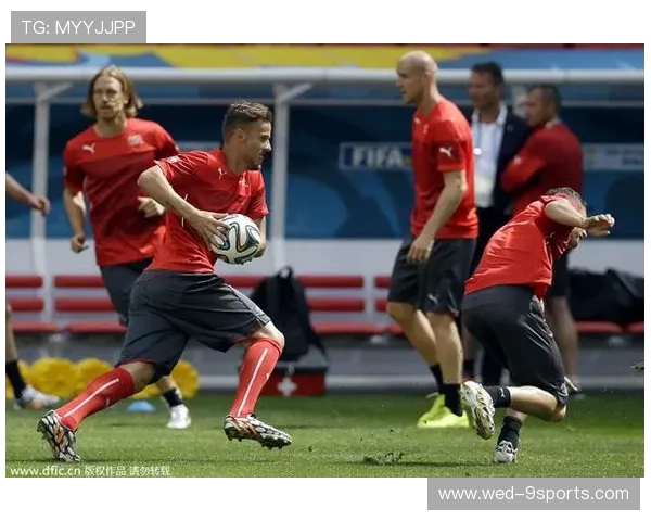 瑞士球员边踢球边喝热可可，被评“最瑞士操作”，瑞士队喝可乐